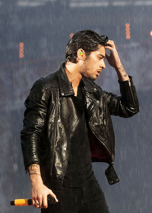 画像あり ゼイン マリク Zayn Malik の雨に濡れた姿がカッコよすぎる 1d One Direction ワン ダイレクション 情報まとめ